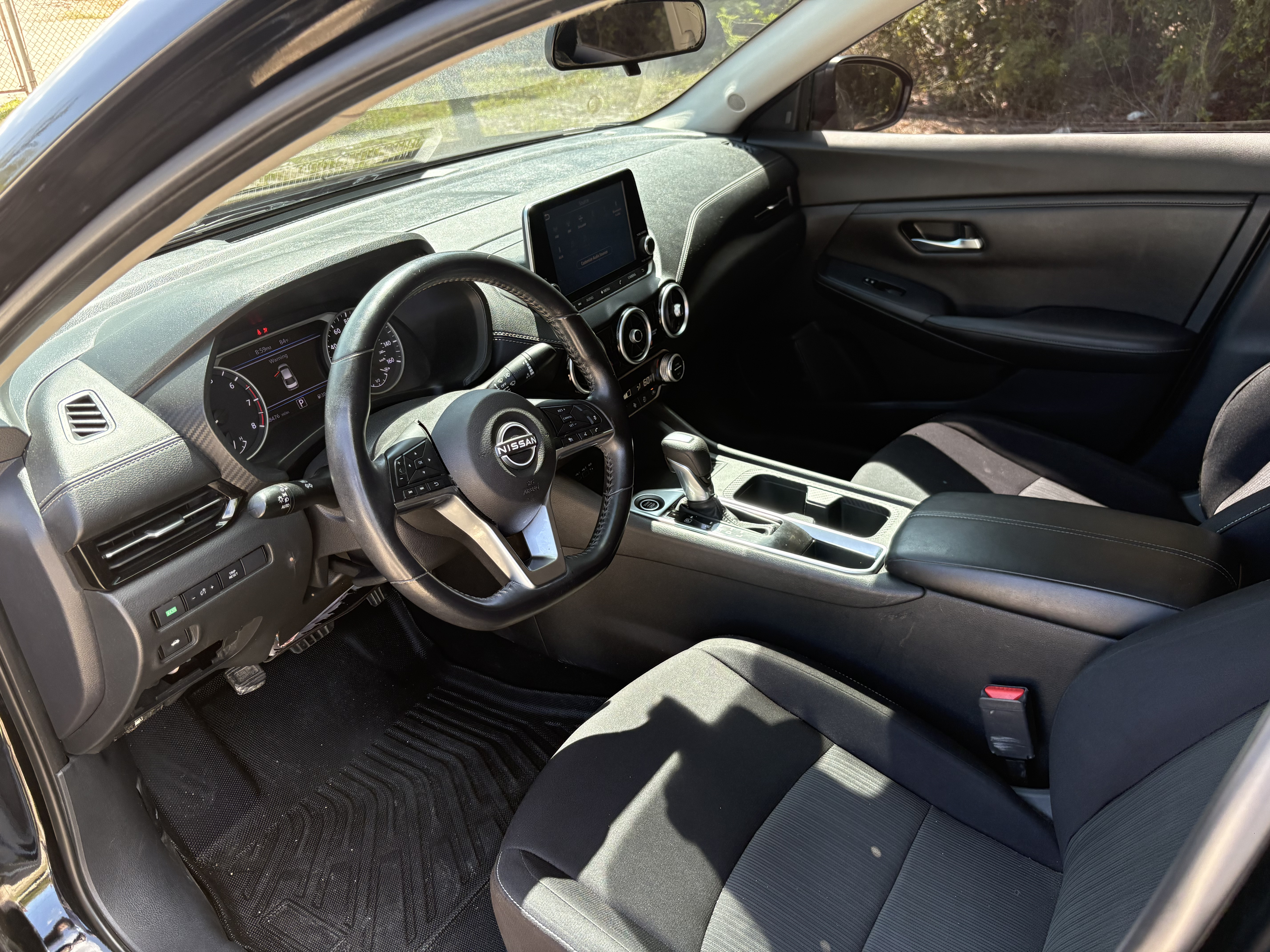 Sentra SV dashboard, steering wheel and infotainment