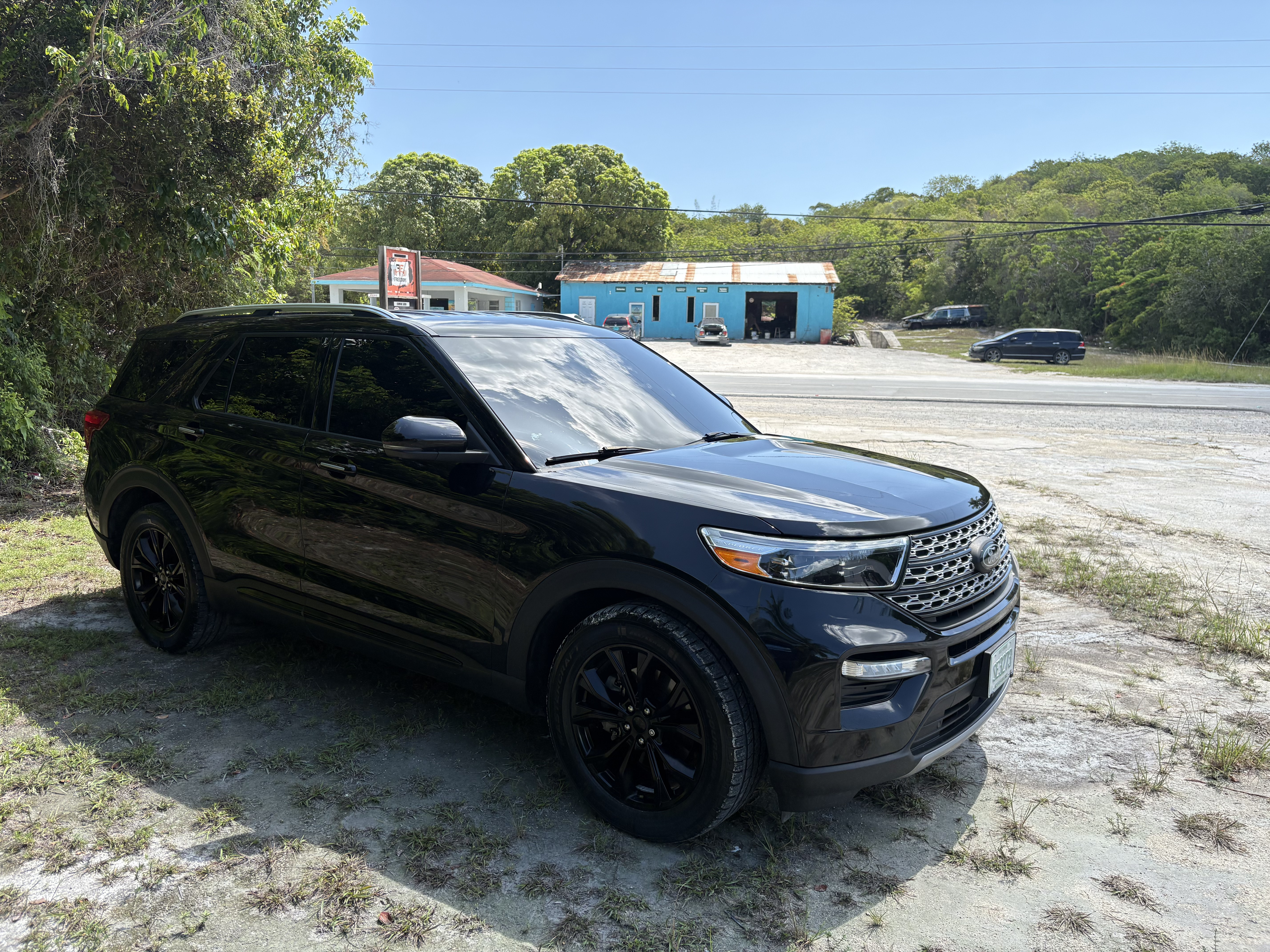 2022 Ford Explorer Limited — front view on the island