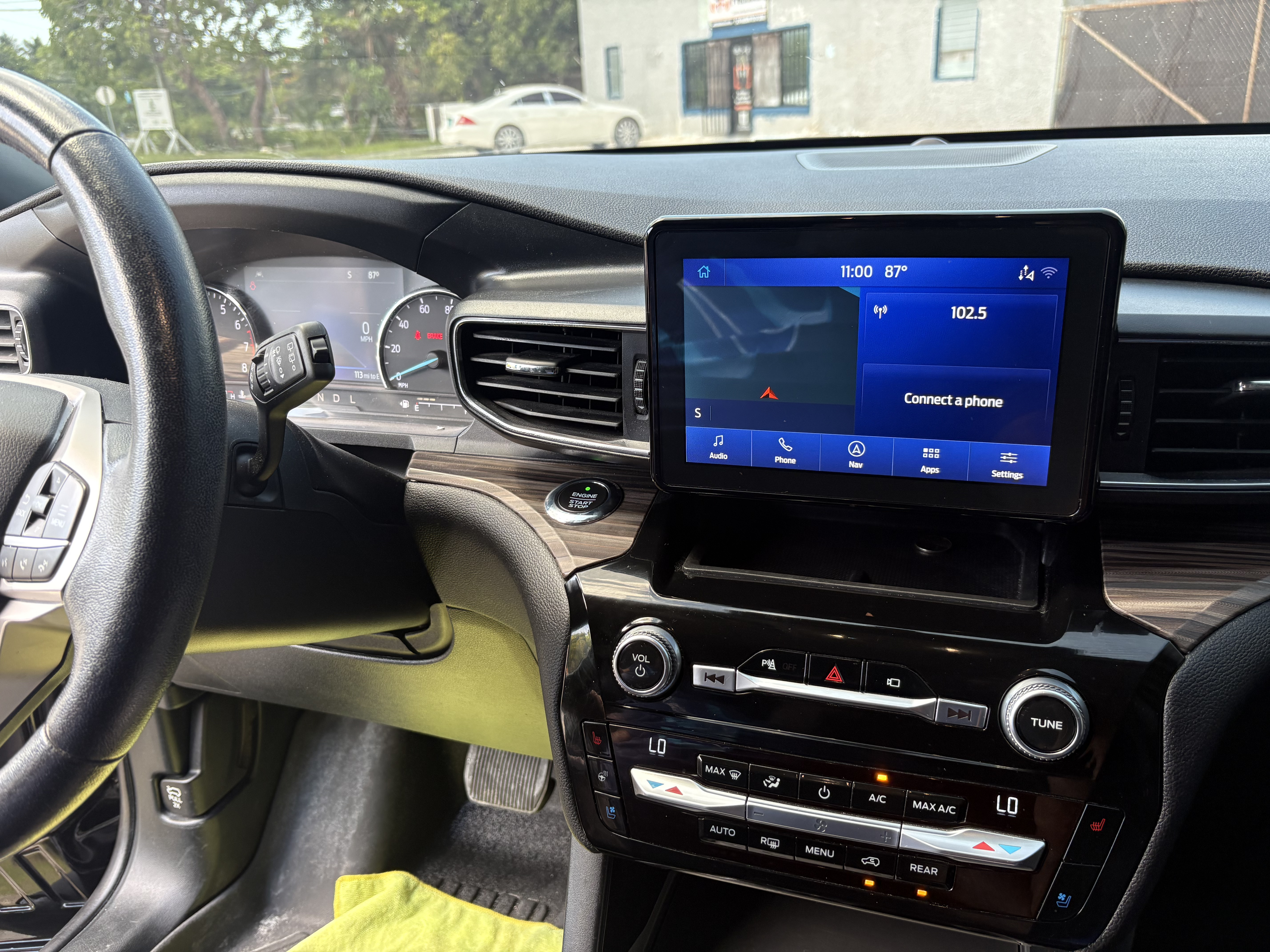 Dashboard with navigation touchscreen